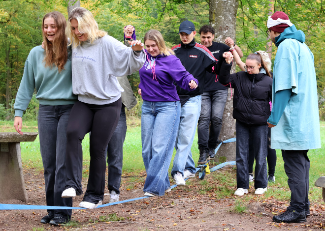 Team auf der Slackline beim Waldspiel der Fachschule für Sozialwesen in Tübingen